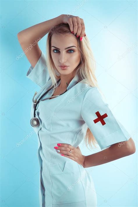 Atractiva Enfermera Rubia En Bata Médica Blanca Con Estetoscopio 2022
