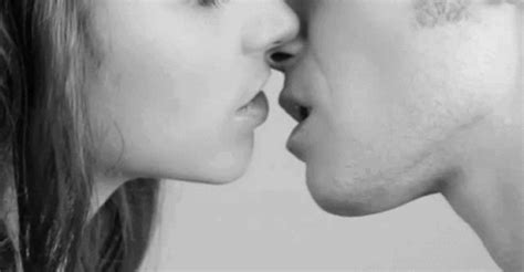 baiser bisous embrasser couple kiss noir et blanc image animé