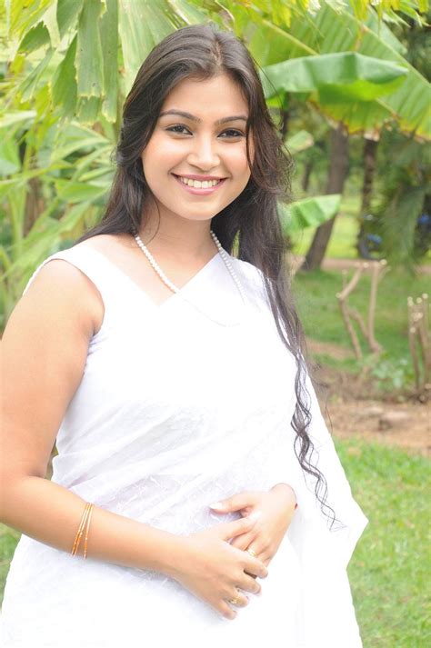 photo sharing hot tamil actress in white saree photos
