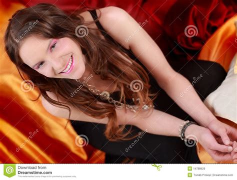 glimlachende jonge vrouw stock afbeelding afbeelding
