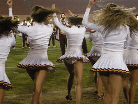 sexy college girls pics usc cheerleaders dancing in short