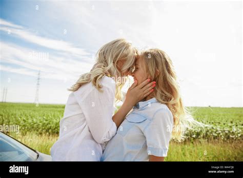 Lesbians Kissing Fotos Und Bildmaterial In Hoher Auflösung Alamy
