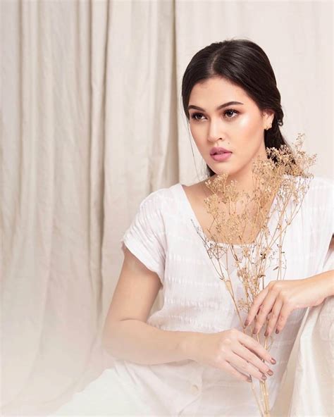 10 Foto Rebecca Tamara Artis Cantik Yang Mirip Raisa