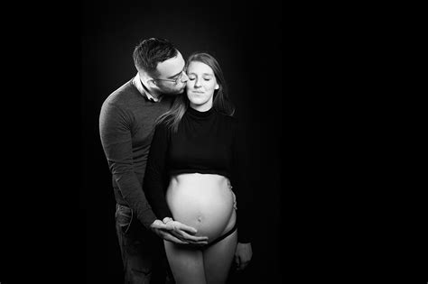 zwangerschapsfotoshoot zwangerschapsfoto met partner en kinderen foto zwangerschap en