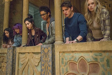 marvel s runaways official trailer and hulu premiere