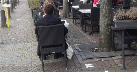 cafés in baarle nassau op één meter van de belgische grens zijn wel