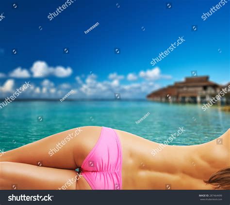 モルディブの水のバンガローと美しいビーチでトップレスの女性。コラージュ。写真素材287464499 Shutterstock