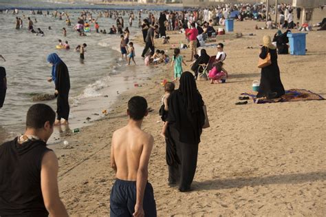 اولین بار در عربستان سعودی تفریح آزادانه زنان و مردان در ساحل دریا