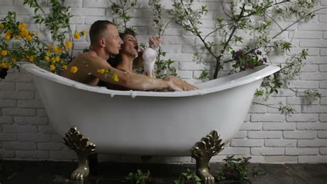 couple enjoying hot tub bath video de stock totalmente