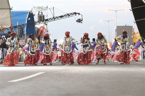 milhares  ver  desfilar  carnaval de luanda ver angola diariamente  melhor de angola