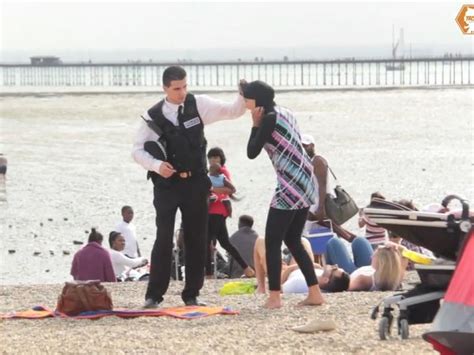 eksperimen apa yang terjadi saat polisi paksa hijabers lepas burkini