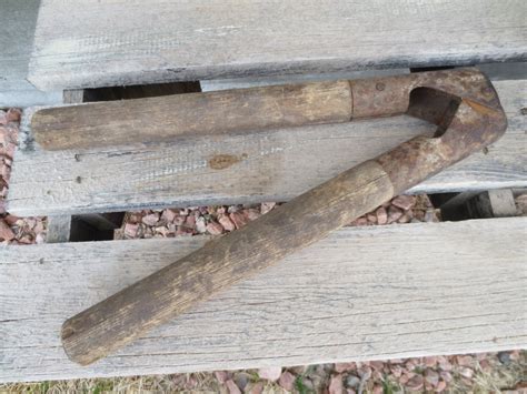 livestock dehorning primitive ranch tool  wood handles