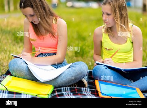 Deux Jeunes Filles Sont Des Tudiantes En T Ils Font Leurs Devoirs Hot