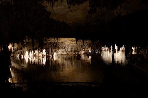 dragon caves arkivfoto bild av moerkt lampa aeventyr