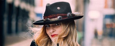 elles bailey premieres her video for sunshine city live at the pool