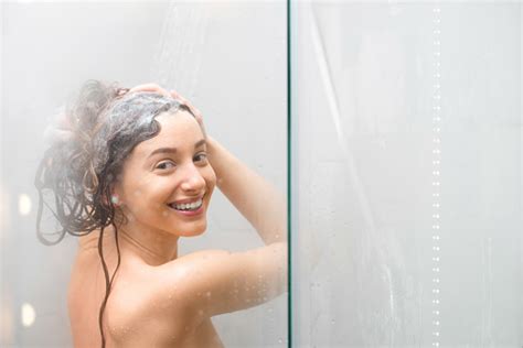 젊은 여자 샤워 가정의 방에 대한 스톡 사진 및 기타 이미지 istock