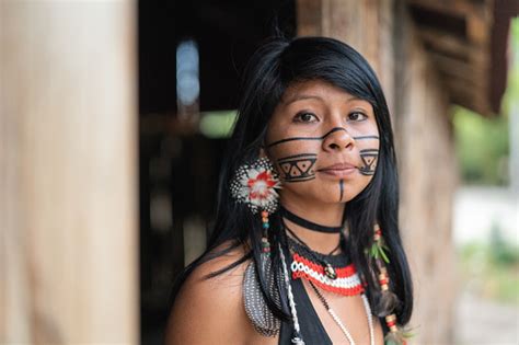 foto de mulher jovem brasileira indígena retrato da etnia guarani e