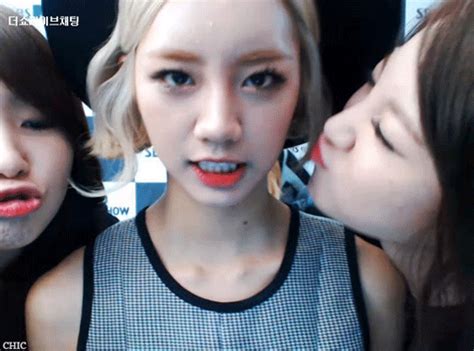 Hyeri Loves To Give A Kiss To The Girl S Day Members
