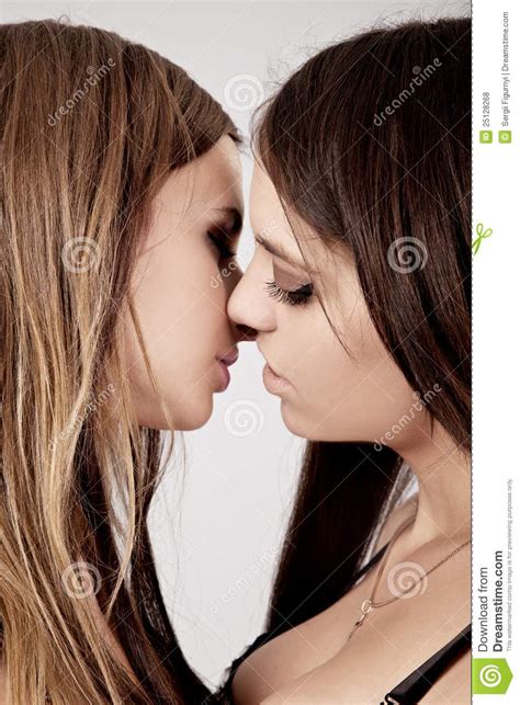 Baciare Attraente Delle Due Giovane Lesbiche Fotografia
