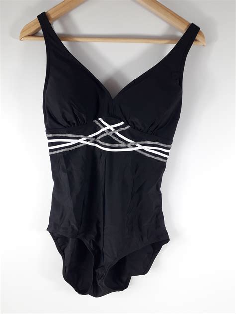 bpc bonprix badeanzug mit stilvollen raffungen schwarz gr  damen sport fabriksgeist