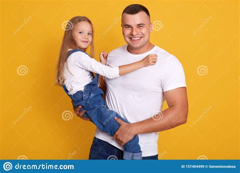 afbeelding van vader die zijn kind vader en kind vasthoudt en die vrolijk kijkt naar camera