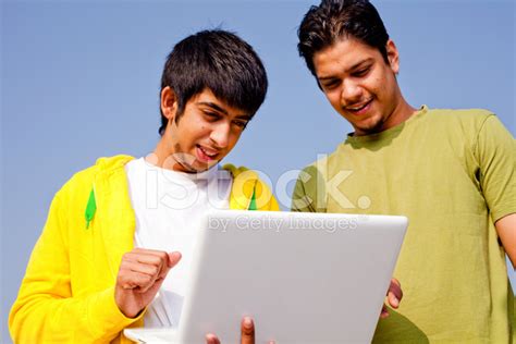 Twee Vrolijke Jonge Indiase Volwassen Jeugd Permanent Laptop Buiten Ho