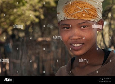 Botswana Die Kalahari Buschmann Bush Frau Junge Frau Stockfotografie