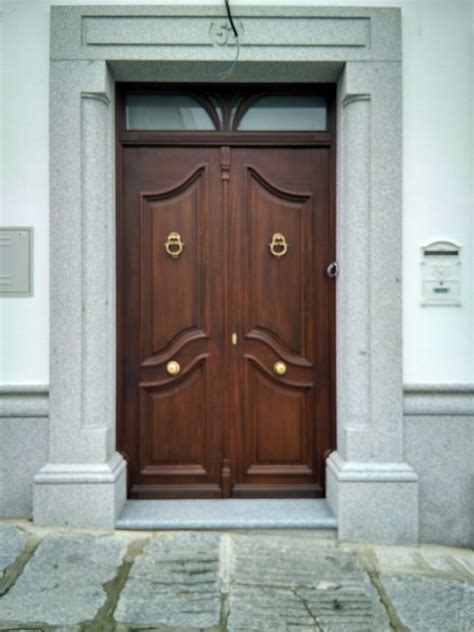 puerta de entrada  dos hojas abatibles de madera maciza