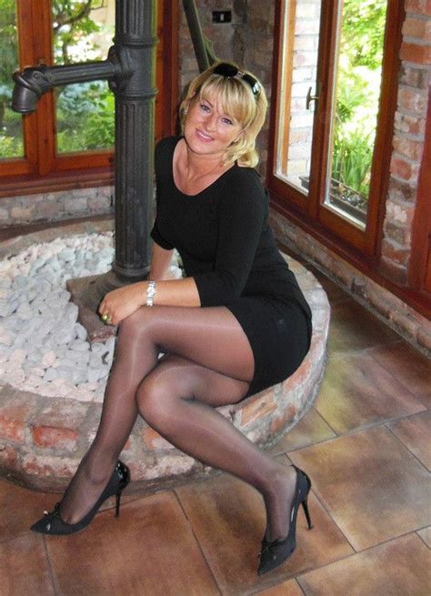 Épinglé sur gorgeous sexy hot ladies of all ages wearing stockings and pantyhose some even bare
