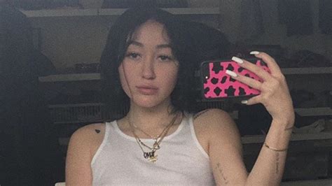 Noah Cyrus Goes Braless In Crop Top For Birthday Pic Hollywood Life
