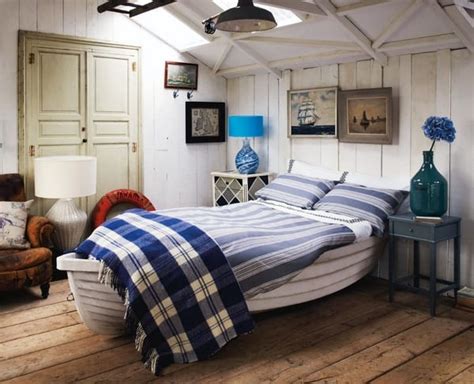 maritimes schlafzimmer mit bett aus weissem boot freshouse