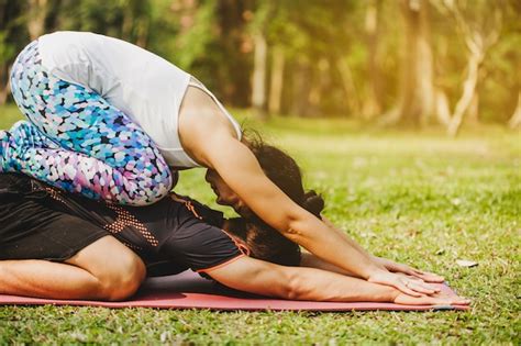 coppia fare insieme posa yoga foto gratis