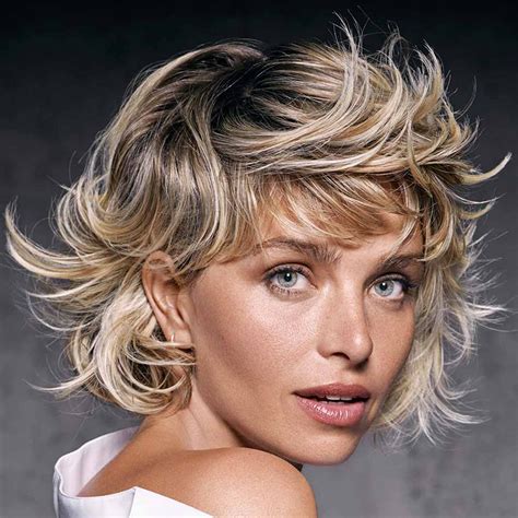 Gli hair stylist di fama mondiale hanno svelato i diktat di stile con le nuove collezioni tagli 2022 per la primavera estate. La Primavera nei Capelli... Colori, Tagli, e Schiariture di Moda