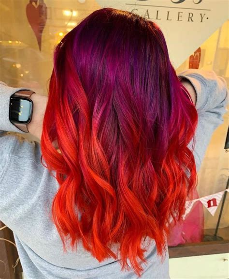 I capelli color rosso intenso sono sensuali e bellissimi, ma a chi stanno bene? Rosso Red Velvet: il colore capelli deciso per accendere lâestate 2020
