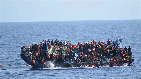 boat packed  hundreds capsizes  greece