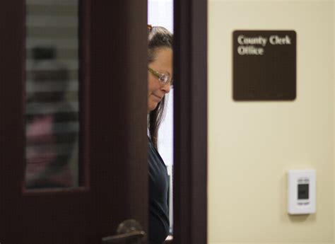 kentucky clerk who said ‘no to gay couples won t be alone
