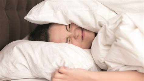 schlafen trotz laerm  wichtig ist erholsame nachtruhe  kind