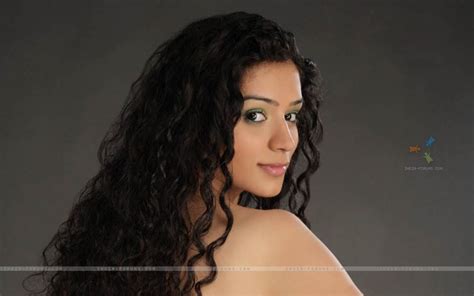 sweet and sexy actress sukriti kandpal photo dunia