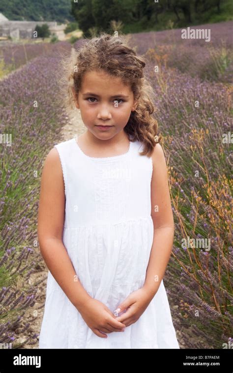 Schöne 8 Jahre Altes Mädchen Stehen In Einem Lavendelfeld Mit Der Abtei