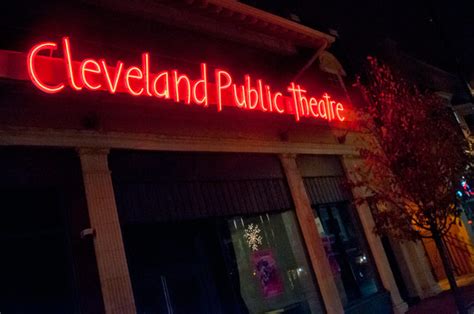 el teatro publico de cleveland te invita a ver johanna facing foward una obra teatral