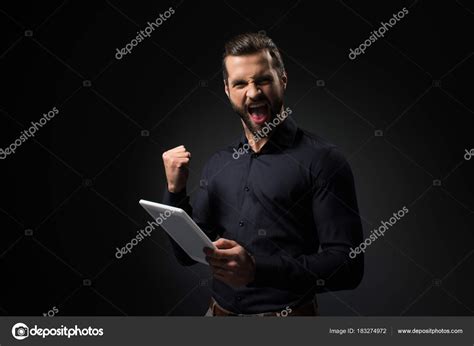 retrato hombre excitado  tableta digital aislada negro foto de stock  edzbarzhyvetsky