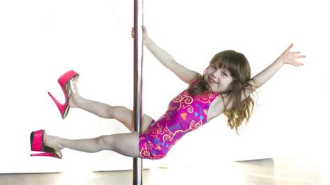 Возрастные ограничения для занятий на пилоне Pole Dance студия ПИЛОНиЯ