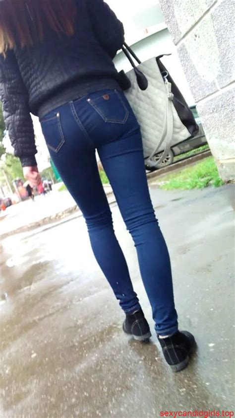 Street Candid Girl In Tight Jeans During Rain – Nice Ass – Sexy Candid