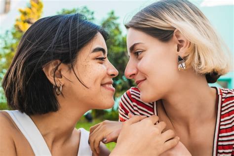 Amorosa Pareja De Lesbianas Tener Una Cita Foto Premium