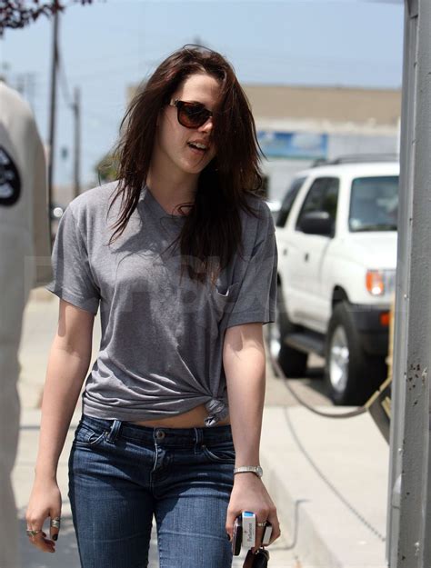 photos of sexy kristen stewart smiling on her way into