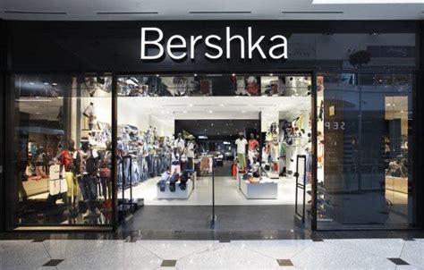 el abrigo de bershka es el producto estrella en las rebajas de verano