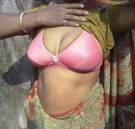 Desi Mallu Aunty Exposing Big Boobs Moti Chuchi Wali