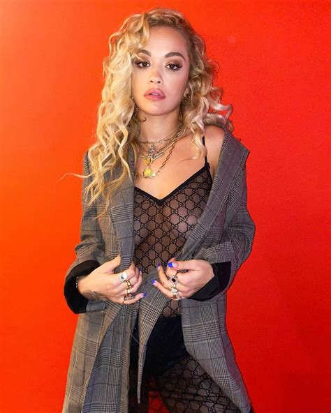 rita ora showed her tits without a bra in the recording
