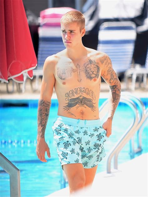 We Love Hot Guys Justin Bieber Having Fun In Swimming Pool