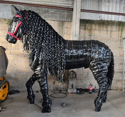 escultura de caballo frison artemanias